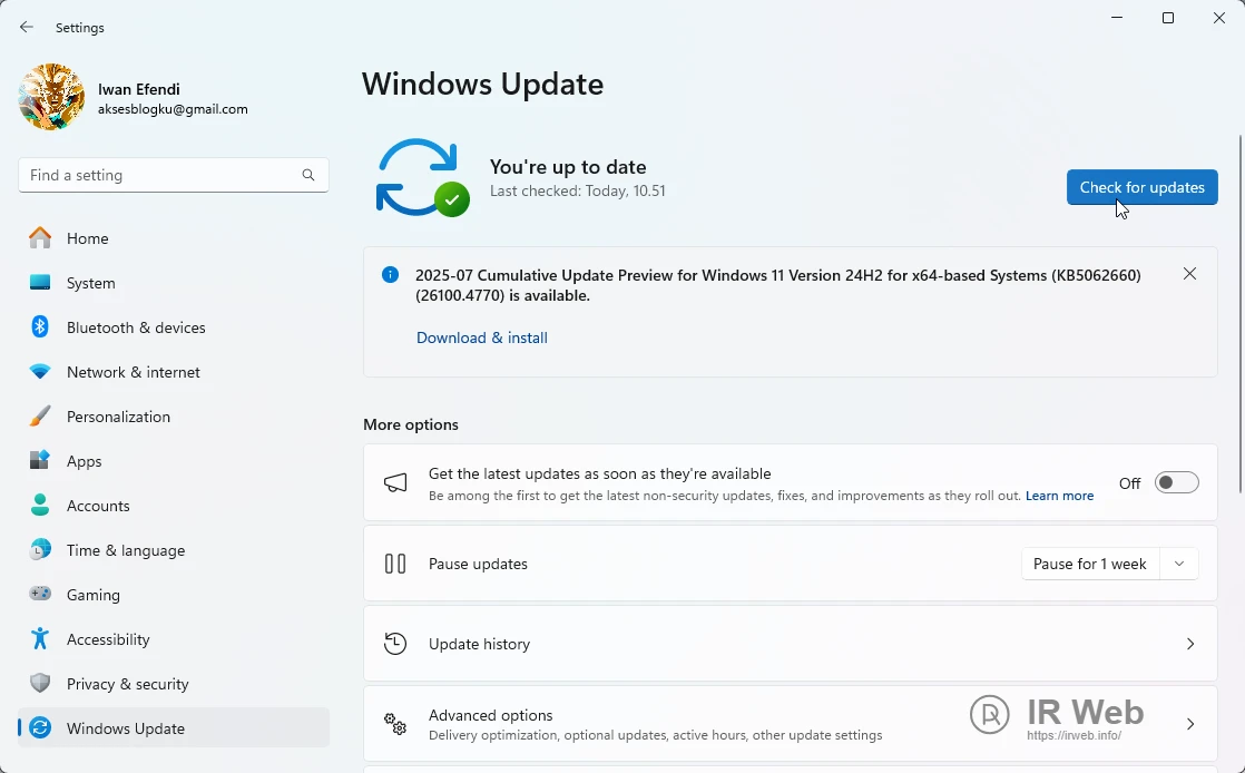 Tangkapan layar jendela Windows Update sedang memeriksa pembaruan sistem yang tersedia.