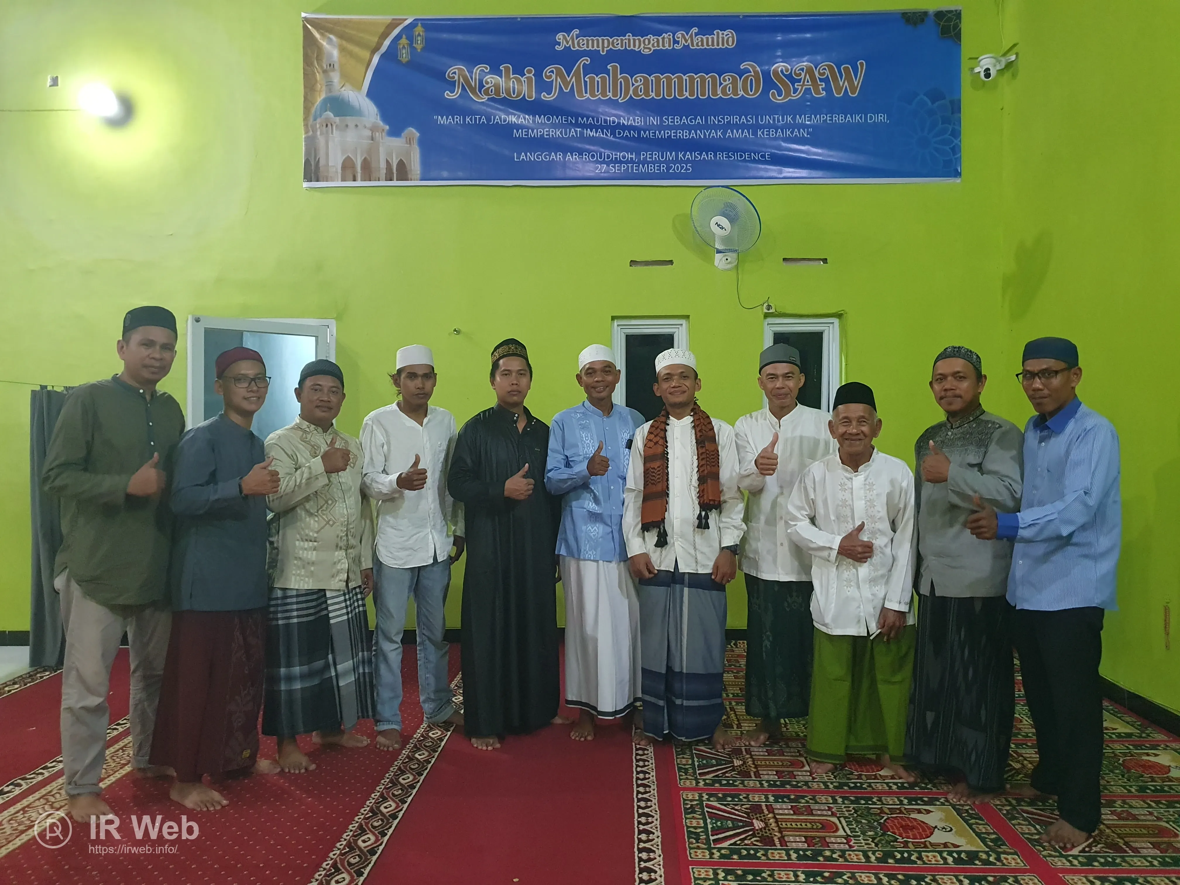 Foto bersama Panitia Maulid Nabi 1447 H dengan penceramah, Ustadz Idris Matondang, S.Pd., M.Pd.