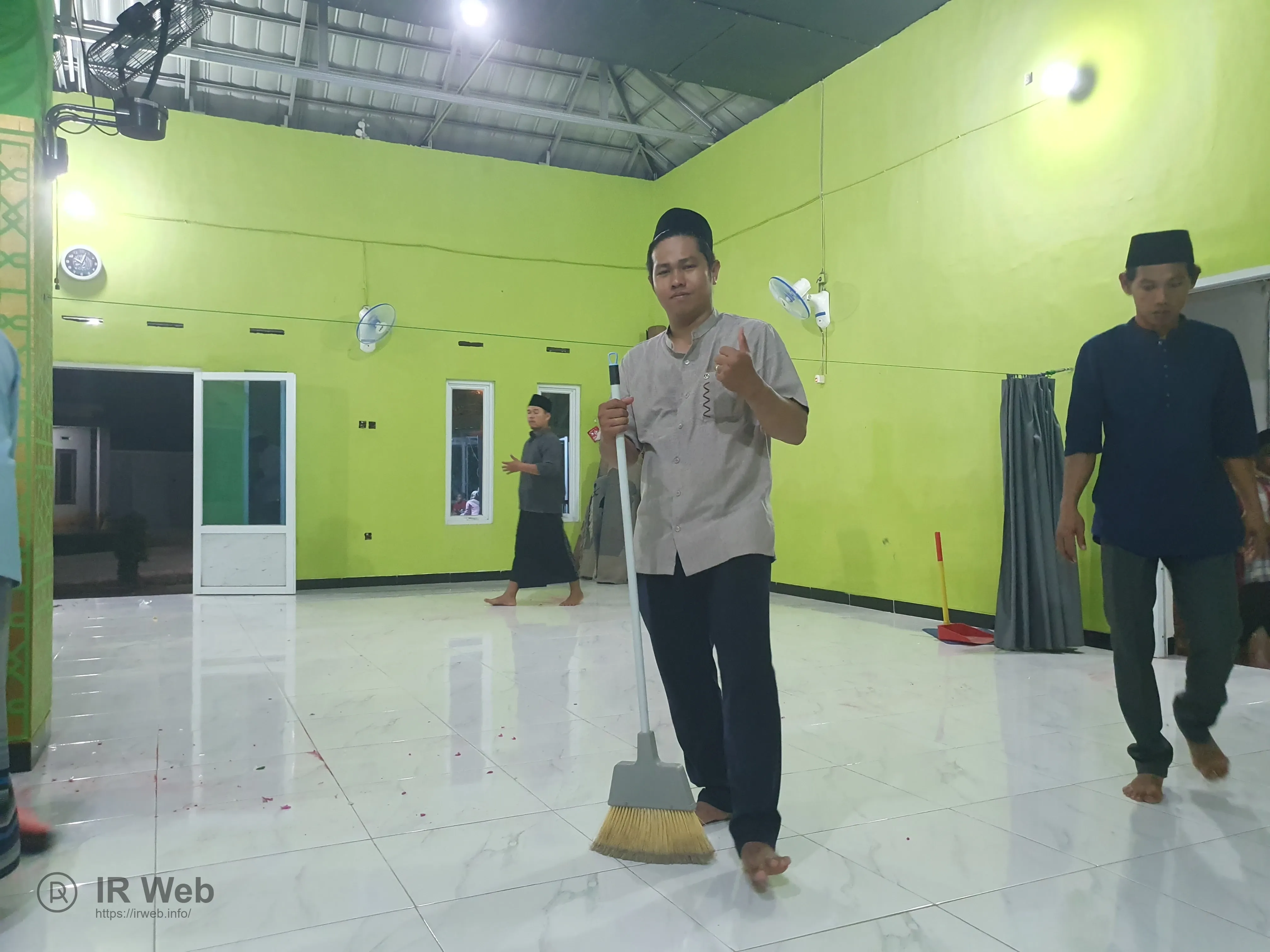 Pembagian takir dan konsumsi.