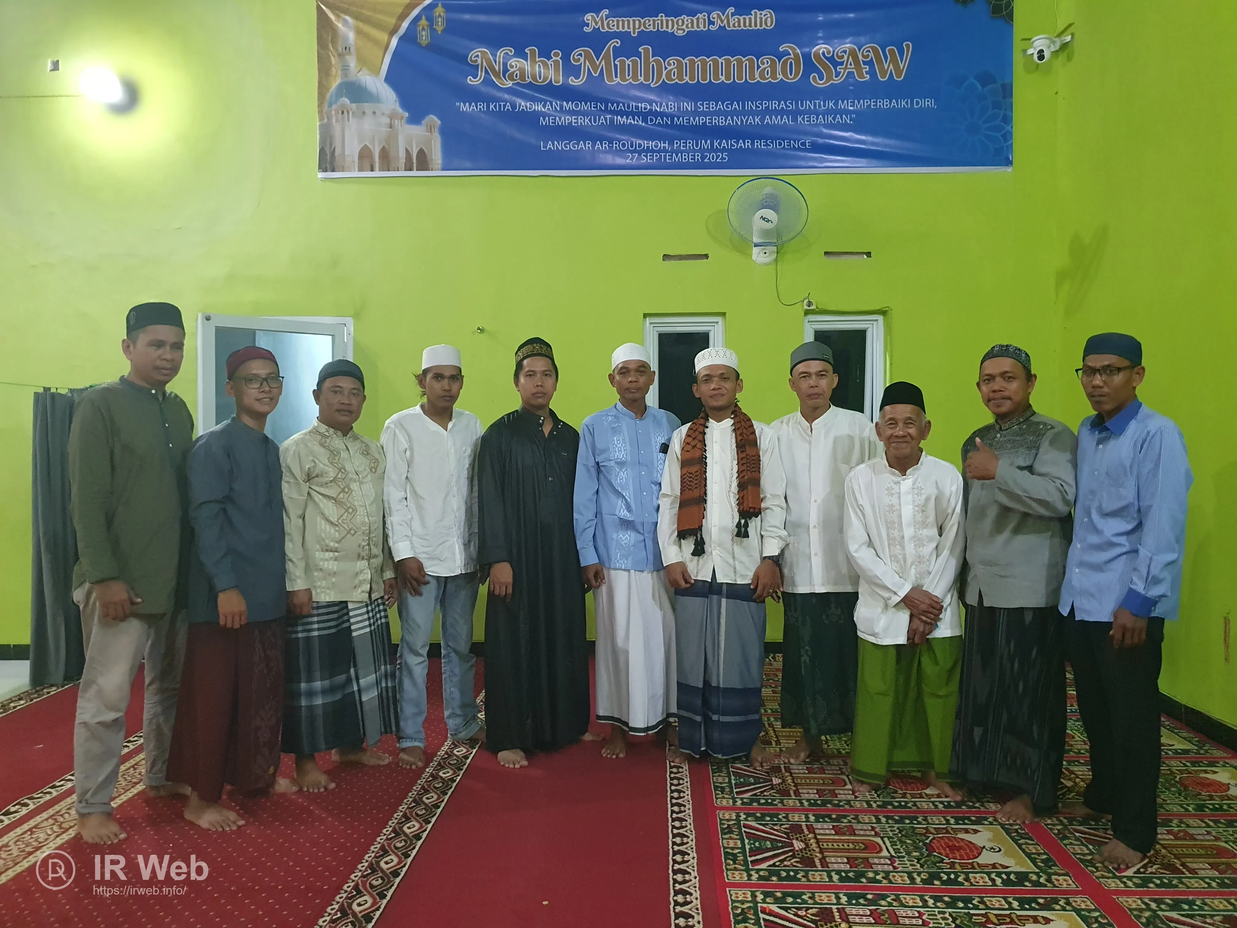 Foto bersama Panitia Maulid Nabi 1447 H dengan penceramah, Ustadz Idris Matondang, S.Pd., M.Pd.