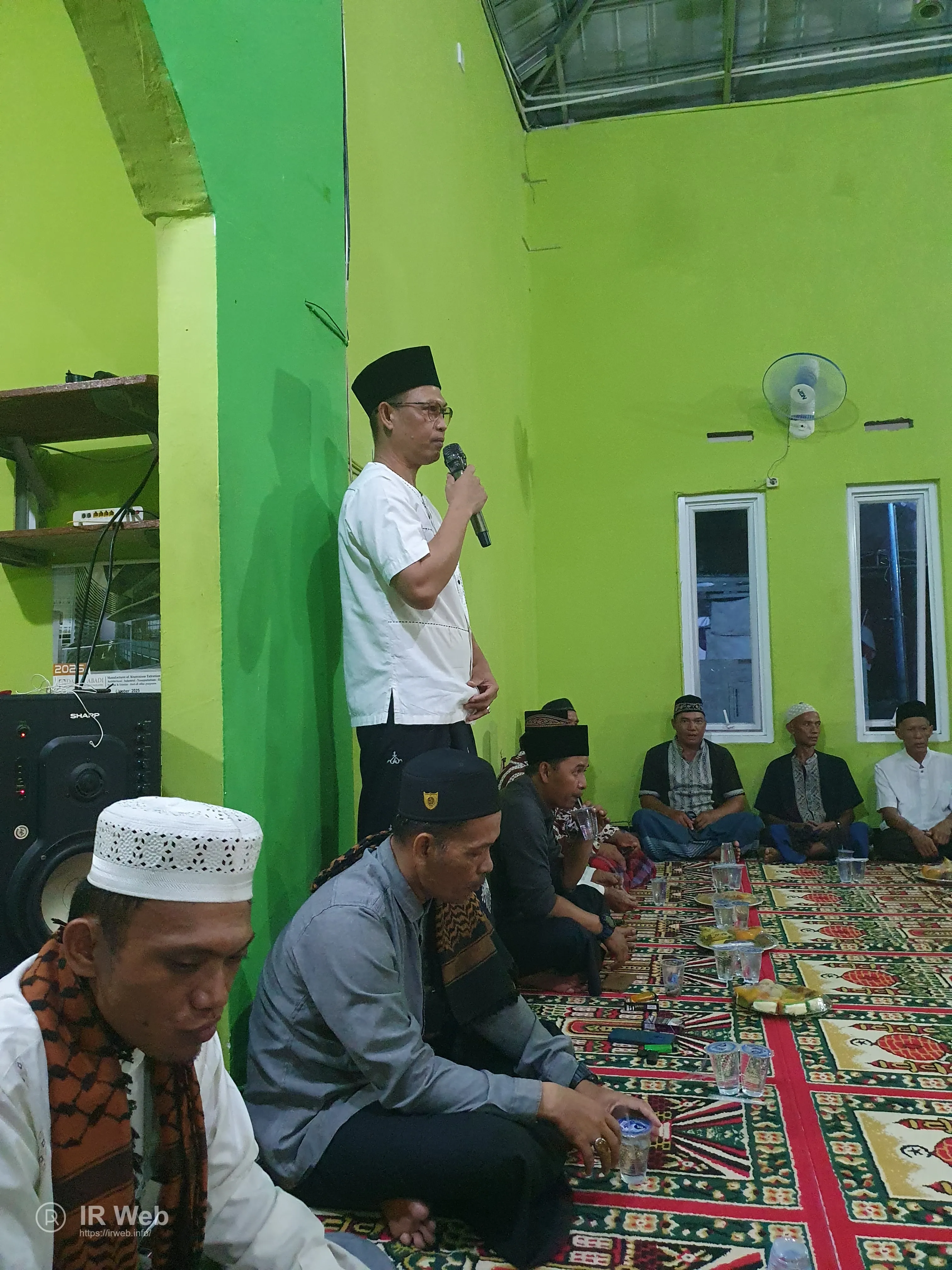 Tim remaja masjid yang membantu.