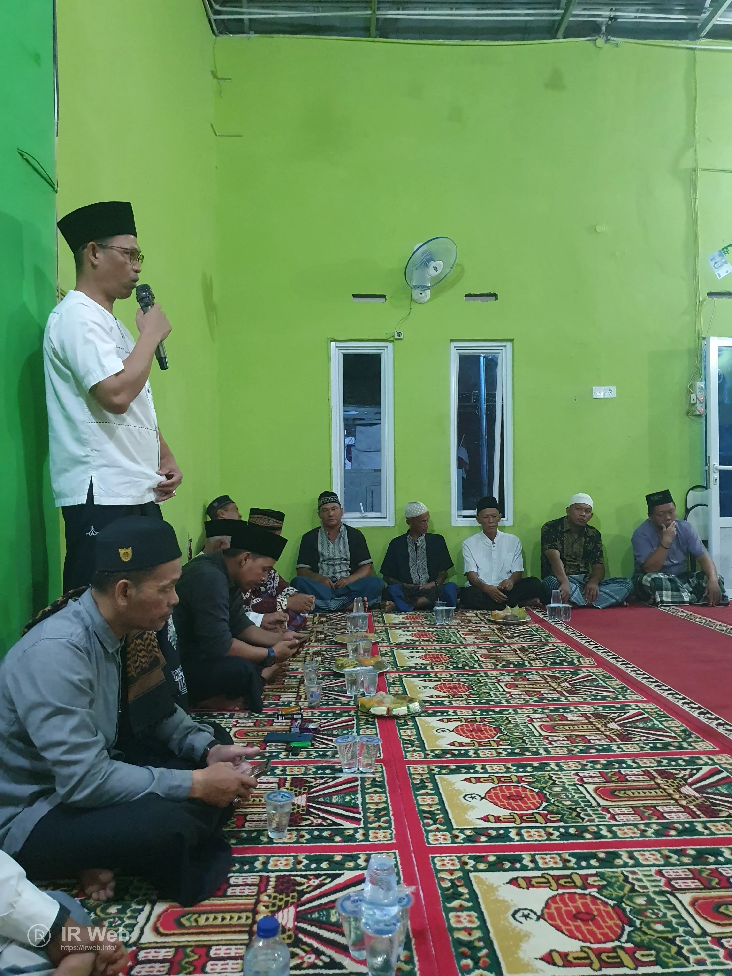 Warga membawa takir.