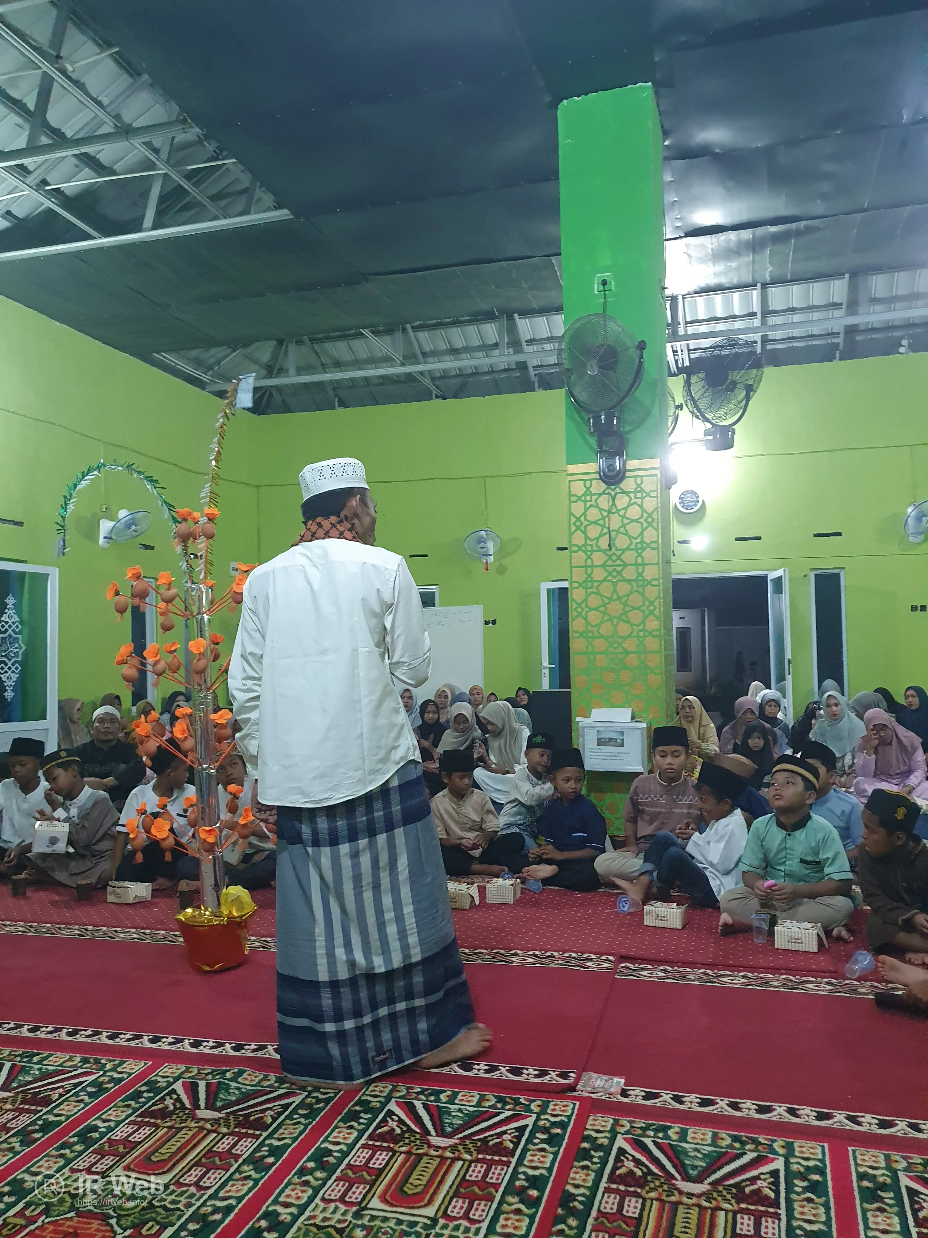 Anak-anak mengikuti acara.