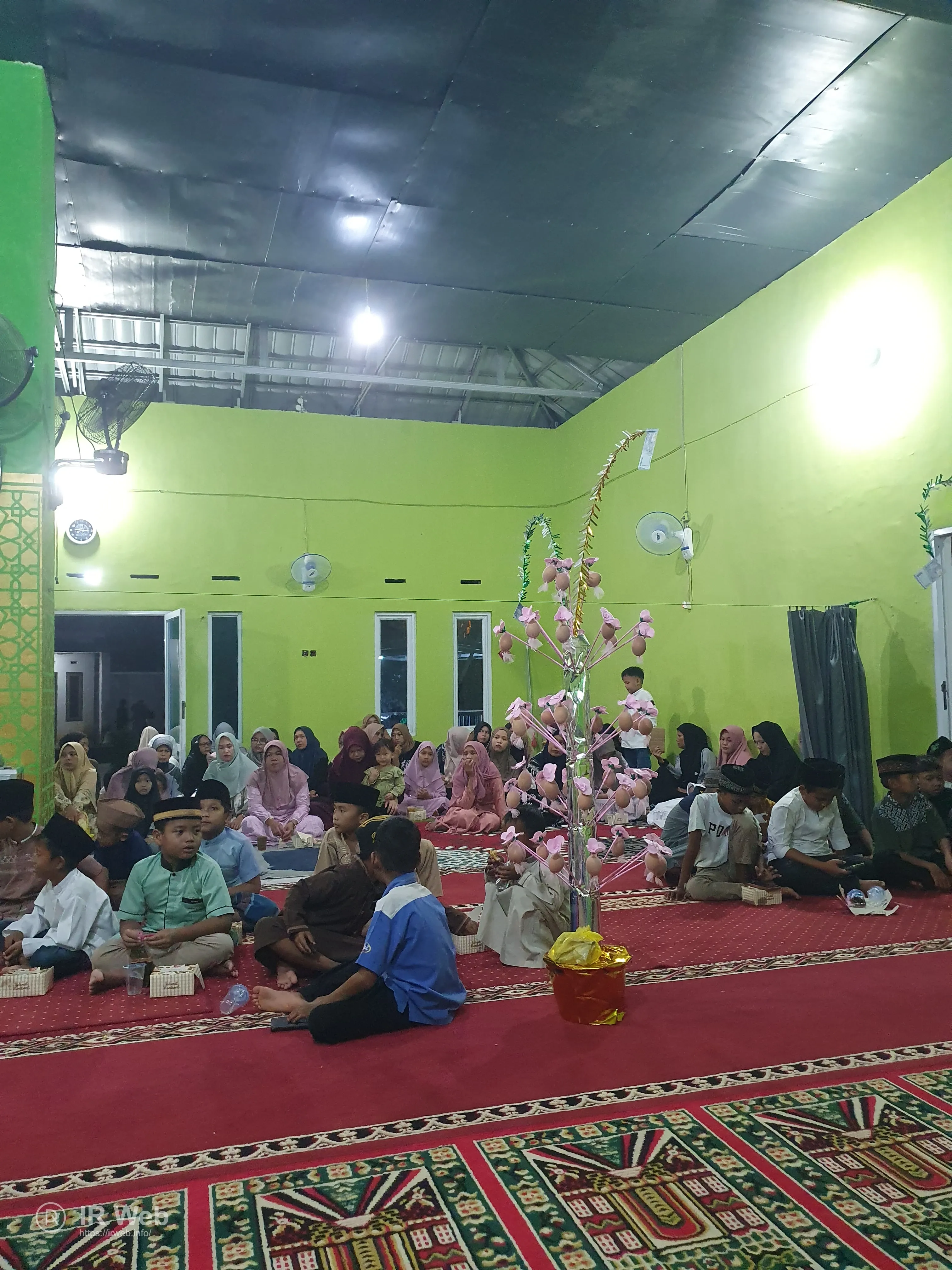 Warga dari berbagai usia.