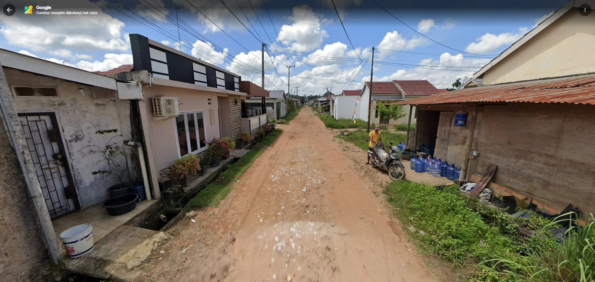 Taman bermain anak di tengah perumahan