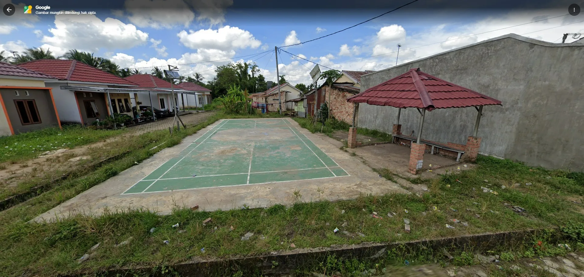 Pos keamanan di gerbang depan